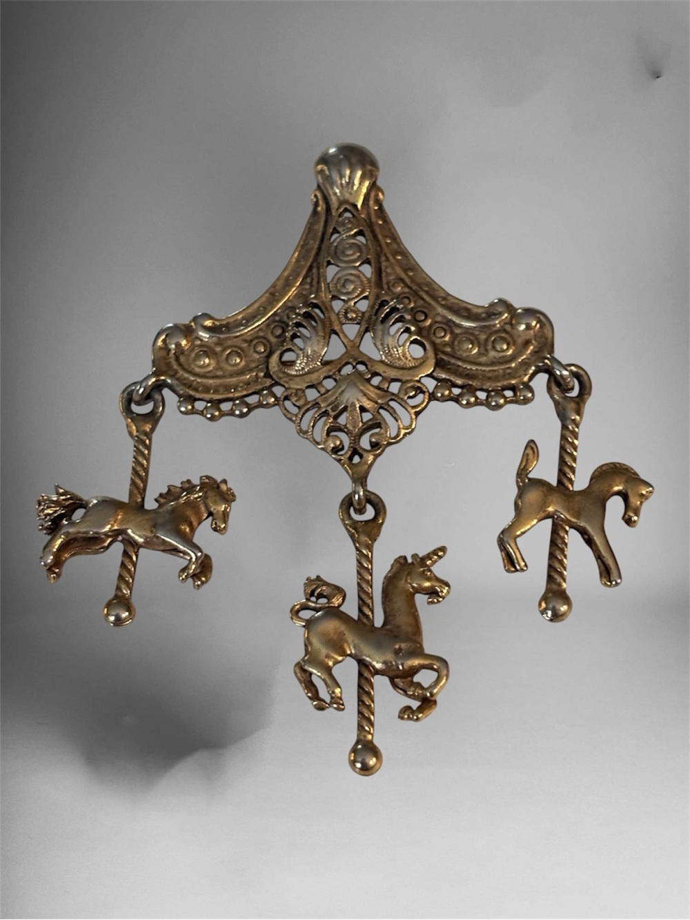 VTG Ornate Filigree Carousel Brooch - Picture 3 of 4